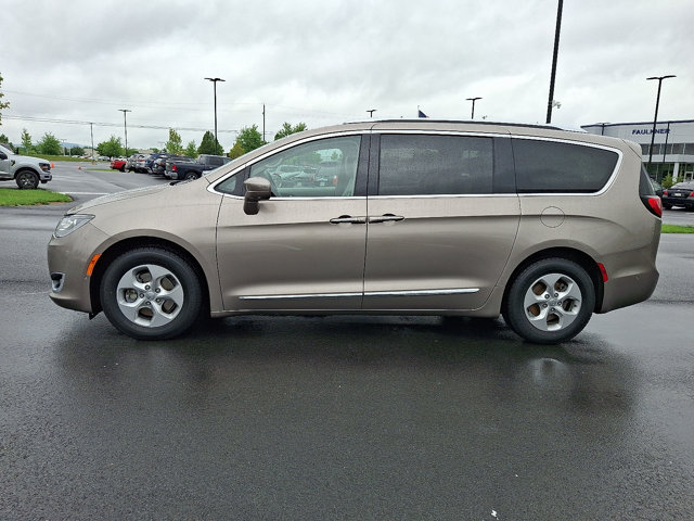 Used 2017 Chrysler Pacifica Touring-L Plus w/ Advanced Safetytec Group FWD image 4