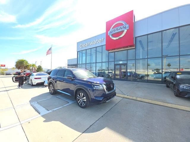 Used 2025 Nissan Pathfinder Platinum w/ Cargo Package image 1