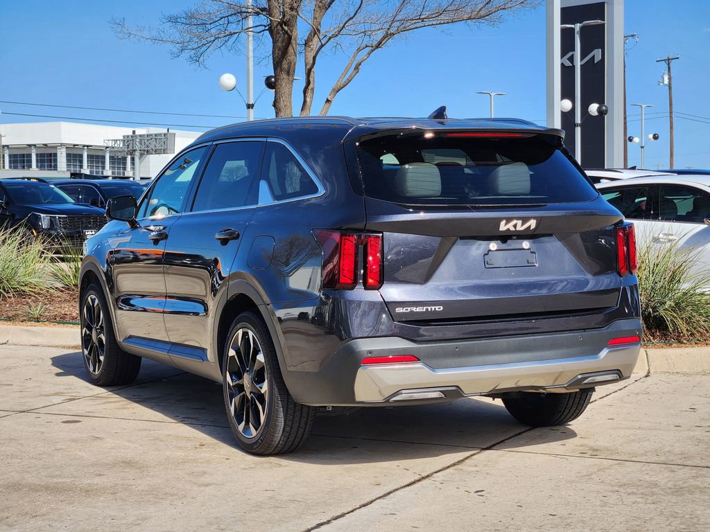 Certified 2025 Kia Sorento EX image 3