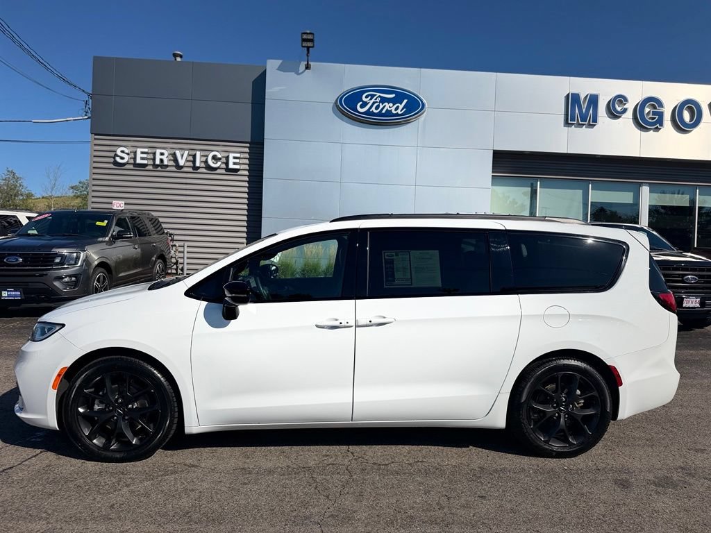 Used 2025 Chrysler Pacifica Limited FWD image 4