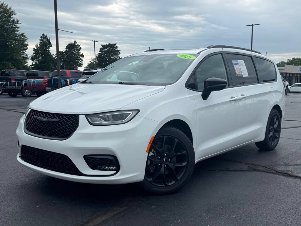 Used 2025 Chrysler Pacifica Limited FWD image 30