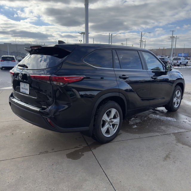 Used 2023 Toyota Highlander L image 3