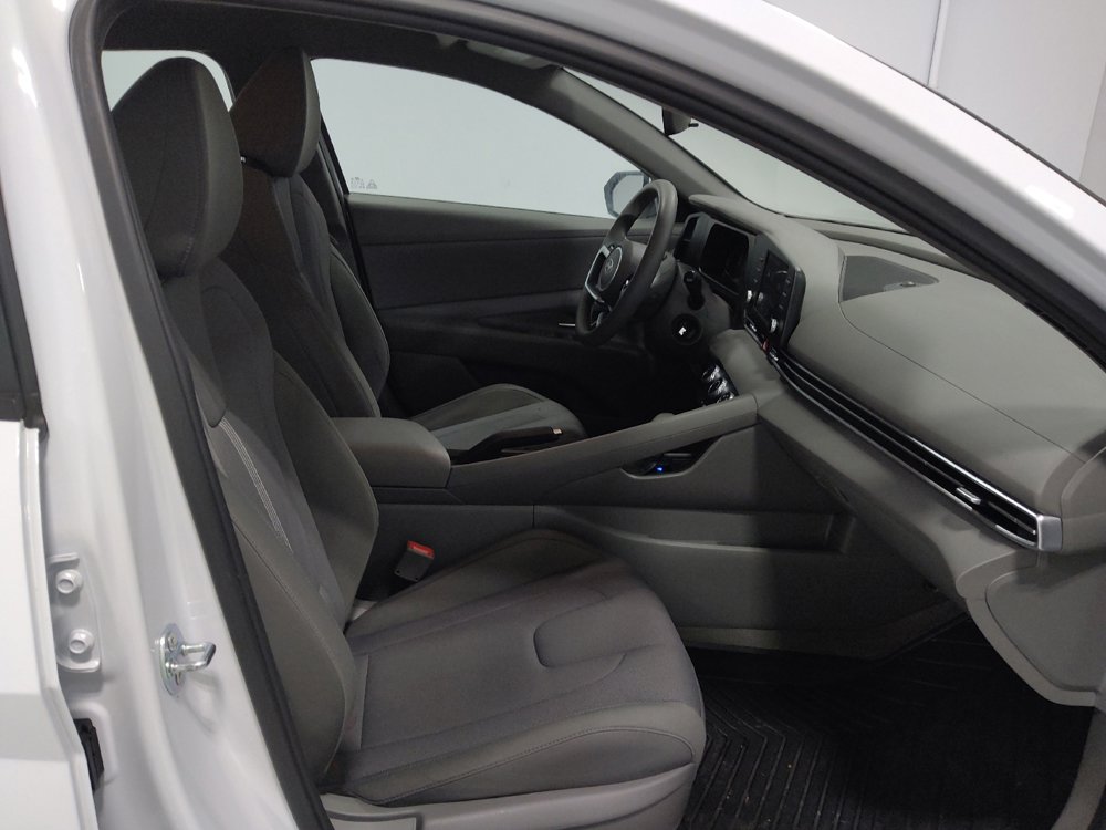 Used 2025 Hyundai Elantra SE FWD image 21