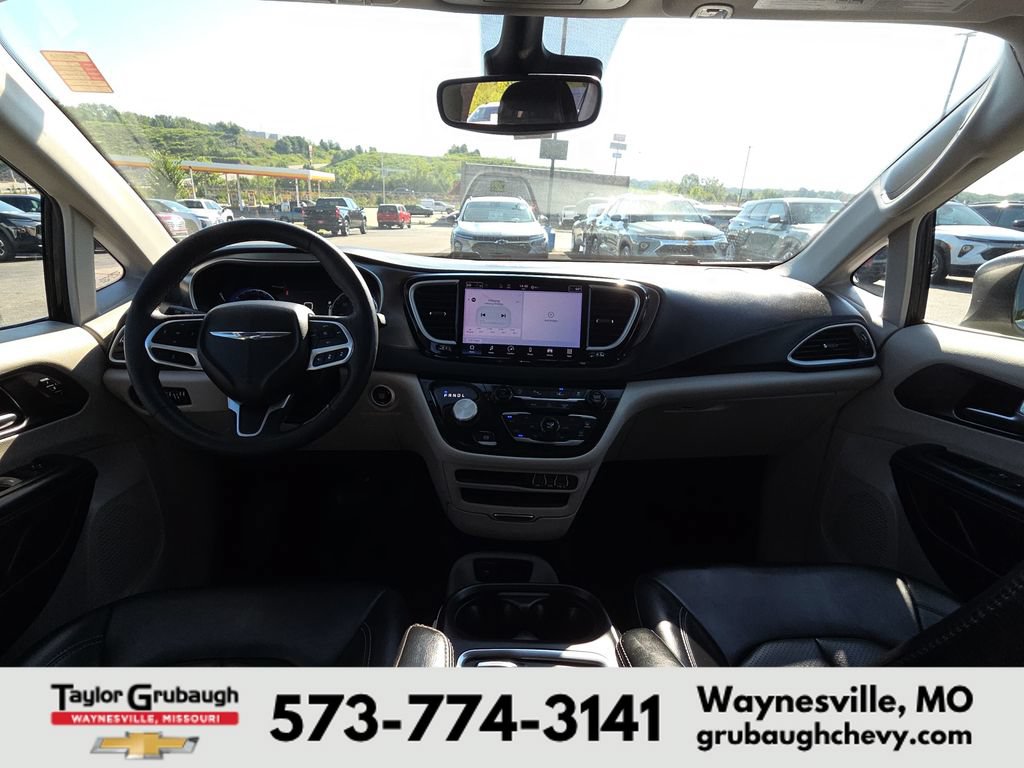 Used 2023 Chrysler Pacifica Touring-L FWD image 28