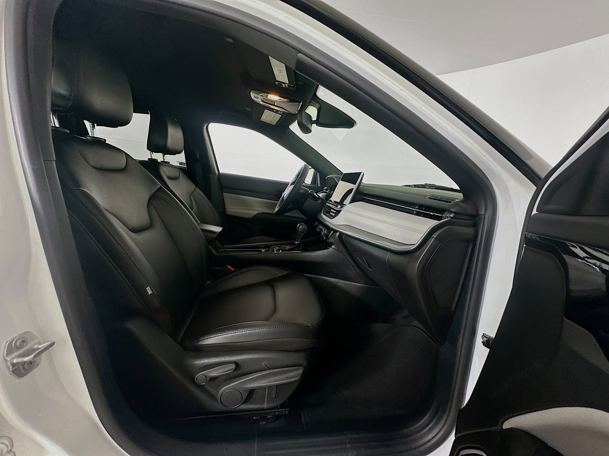 Used 2025 Jeep Compass Limited image 29