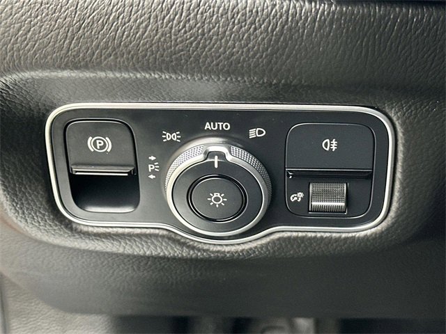 Used 2020 Aston Martin DB11 Coupe image 25