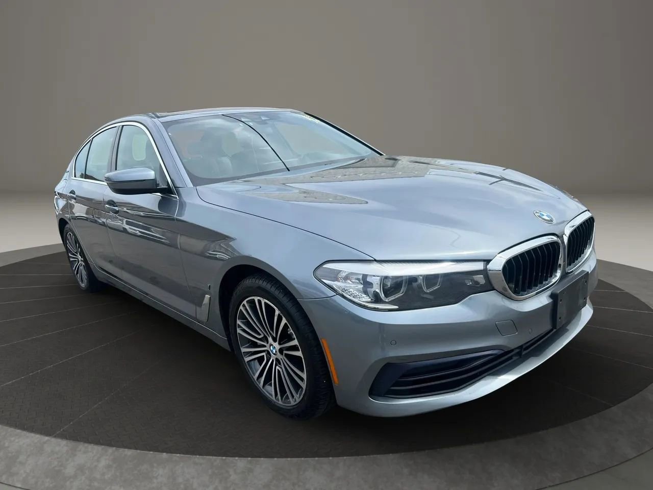 Used 2019 BMW 530e xDrive w/ Convenience Package image 3