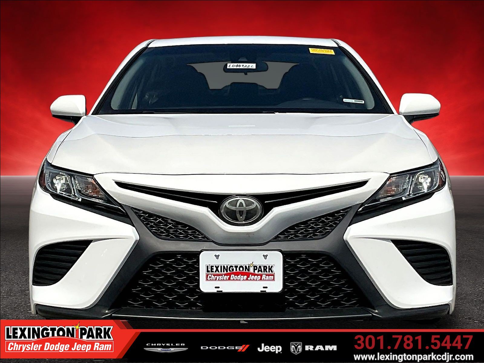 Used 2018 Toyota Camry SE FWD image 2