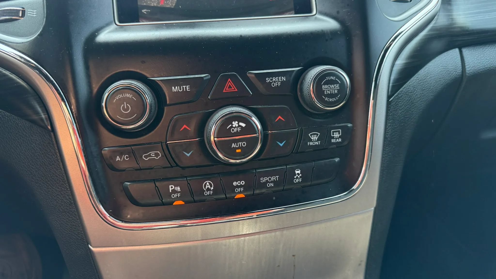 Used 2019 Jeep Grand Cherokee Laredo AWD/4WD image 23
