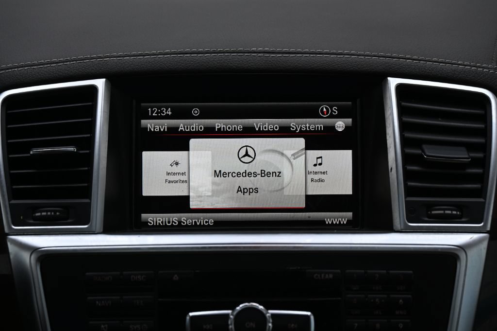 Used 2016 Mercedes-Benz GL 320 BlueTEC 4MATIC w/ Premium I Package image 28