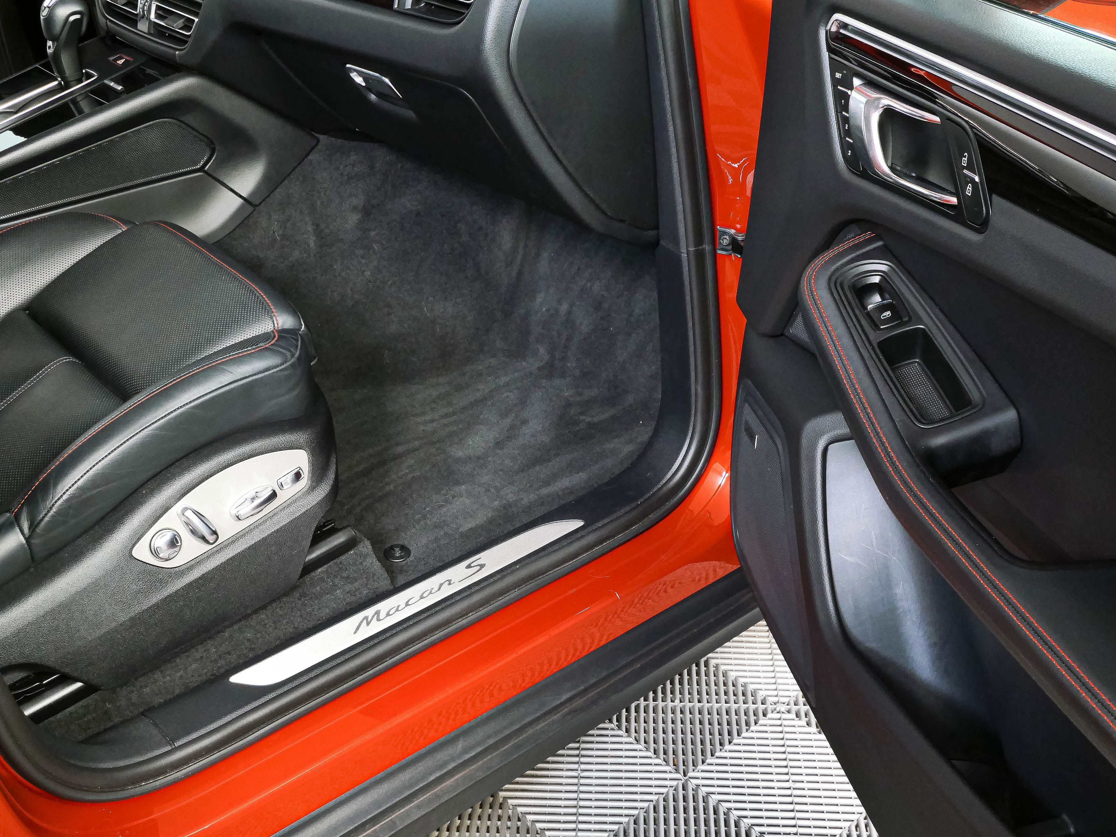 Certified 2024 Porsche Macan S AWD/4WD image 26