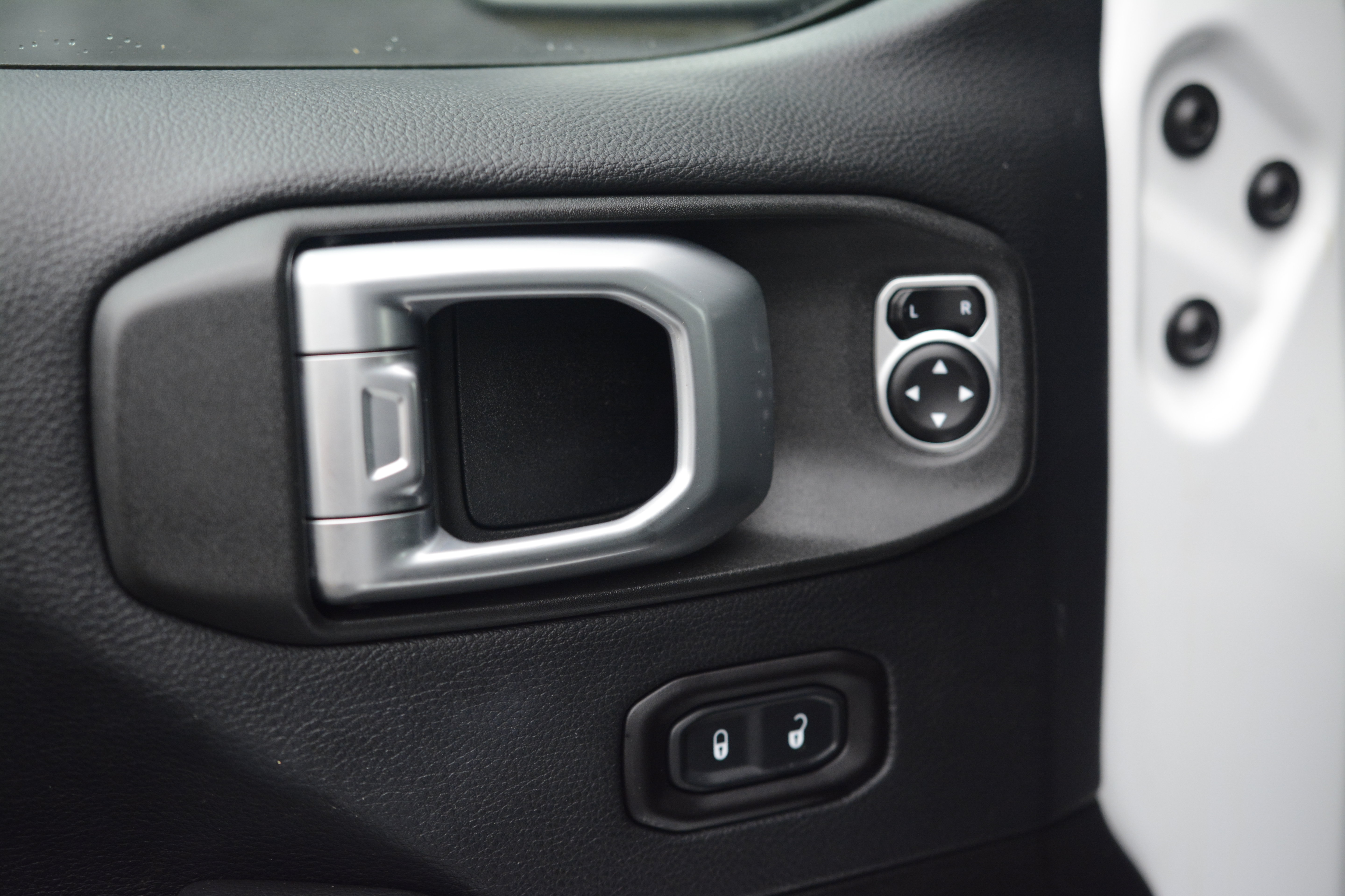 Used 2018 Jeep Wrangler Unlimited Sahara AWD/4WD image 14