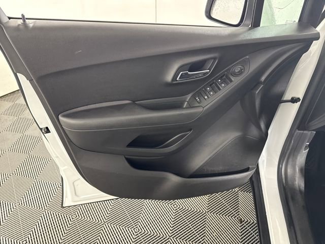 Used 2020 Chevrolet Trax LT w/ LT Convenience Package image 21