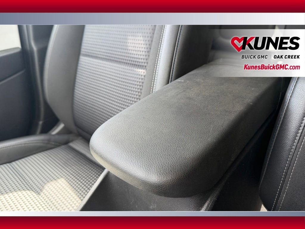 Used 2025 Chevrolet Trax LT FWD image 9