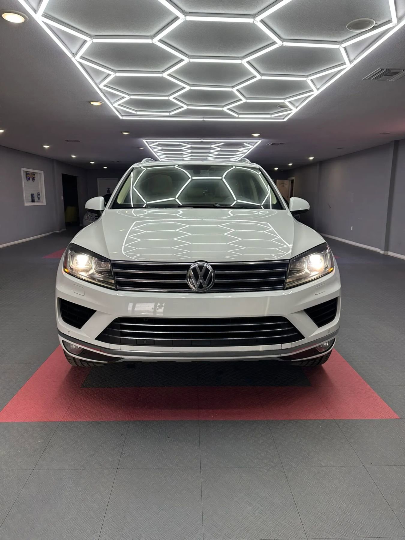 Used 2015 Volkswagen Touareg VR6 image 5