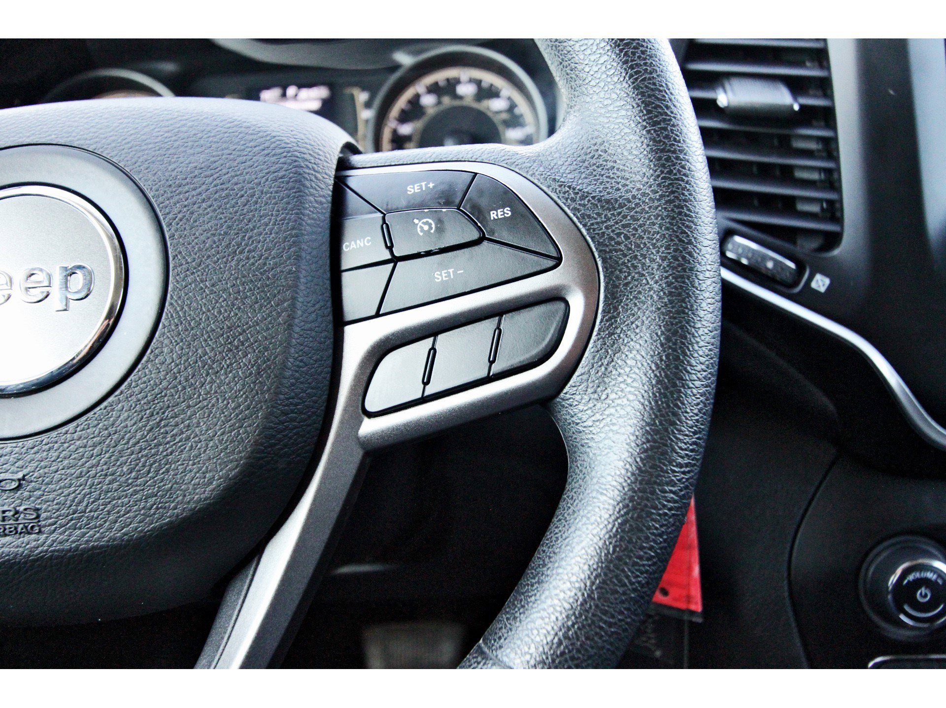 Used 2021 Jeep Cherokee Latitude FWD image 18