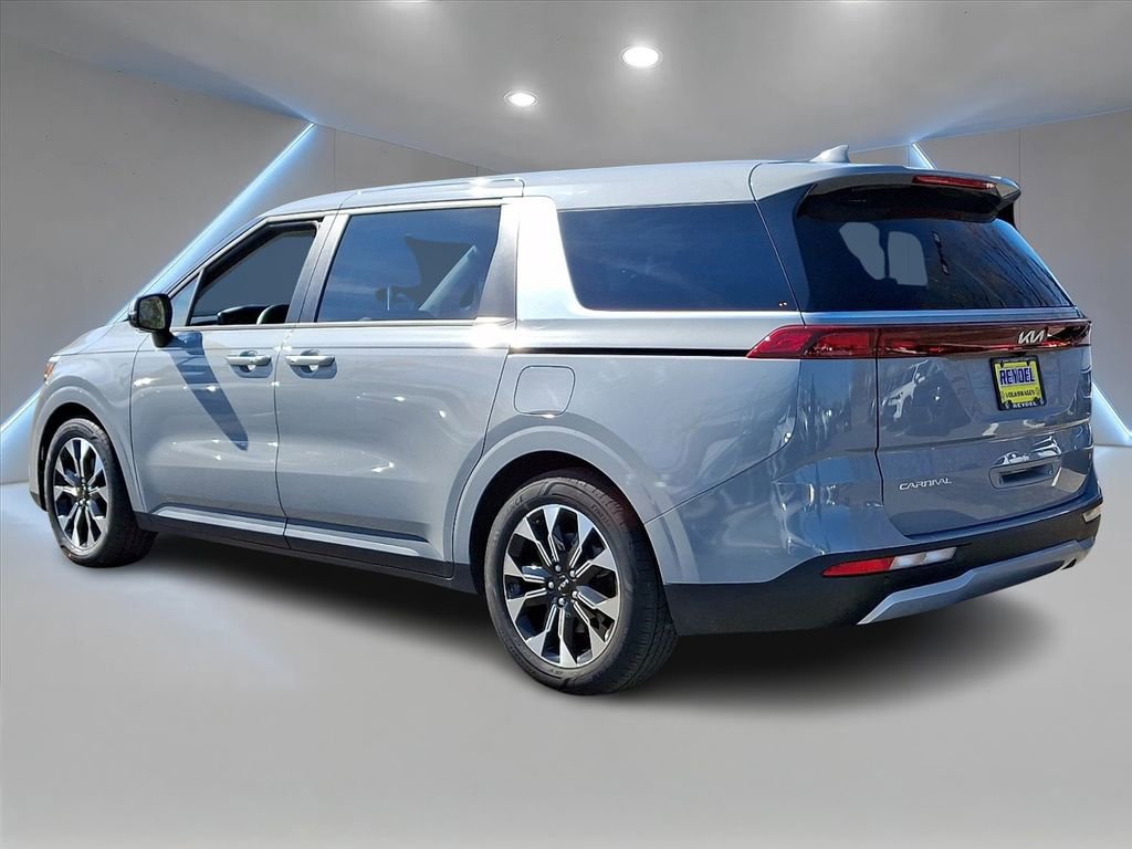 Used 2023 Kia Carnival EX image 7