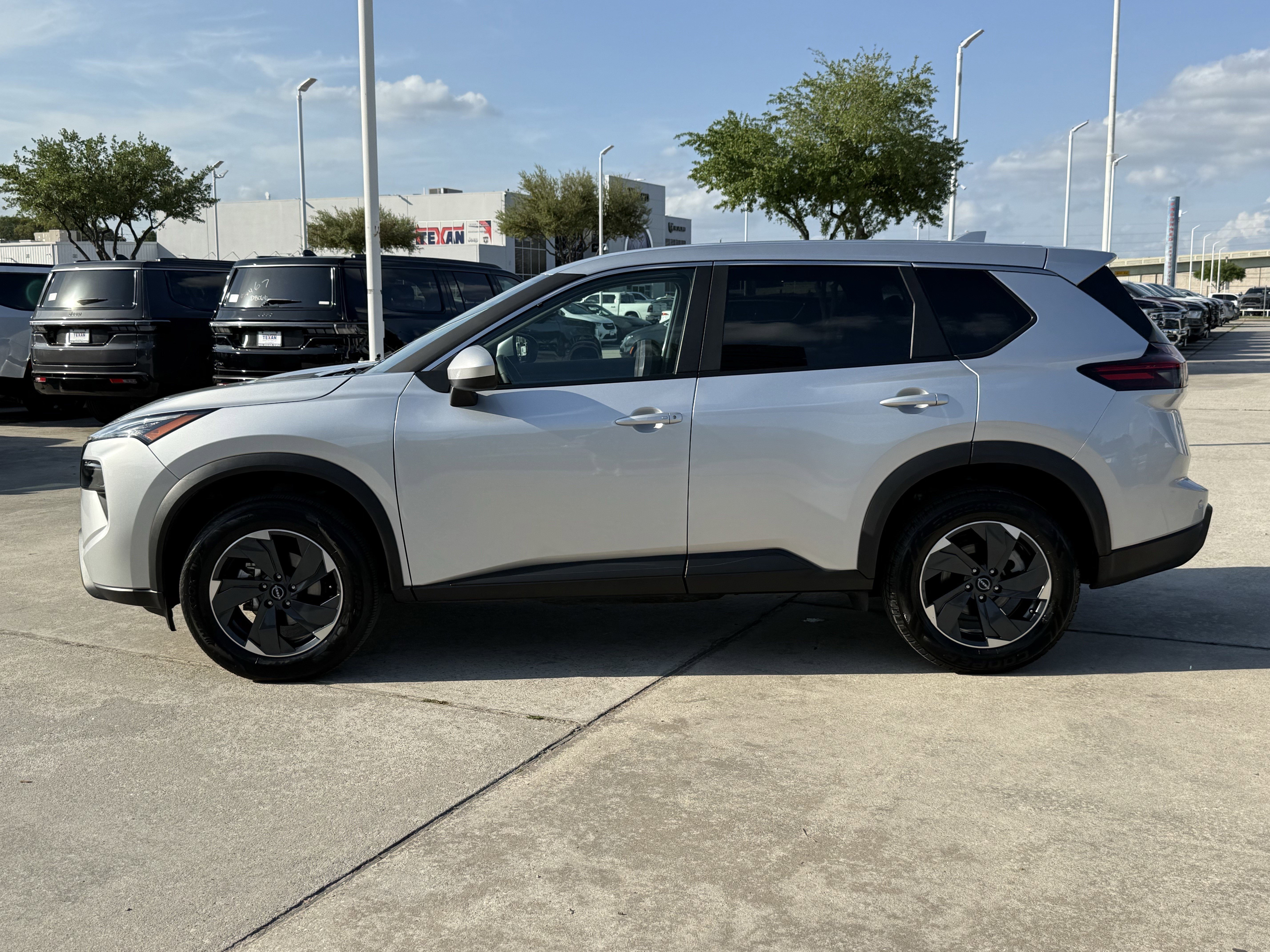 Used 2025 Nissan Rogue SV AWD/4WD image 9
