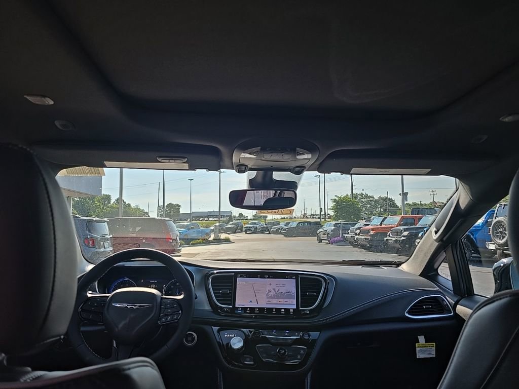 New 2026 Chrysler Pacifica Limited w/ S Appearance Package image 23