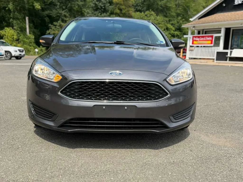 Used 2017 Ford Focus SE FWD image 2
