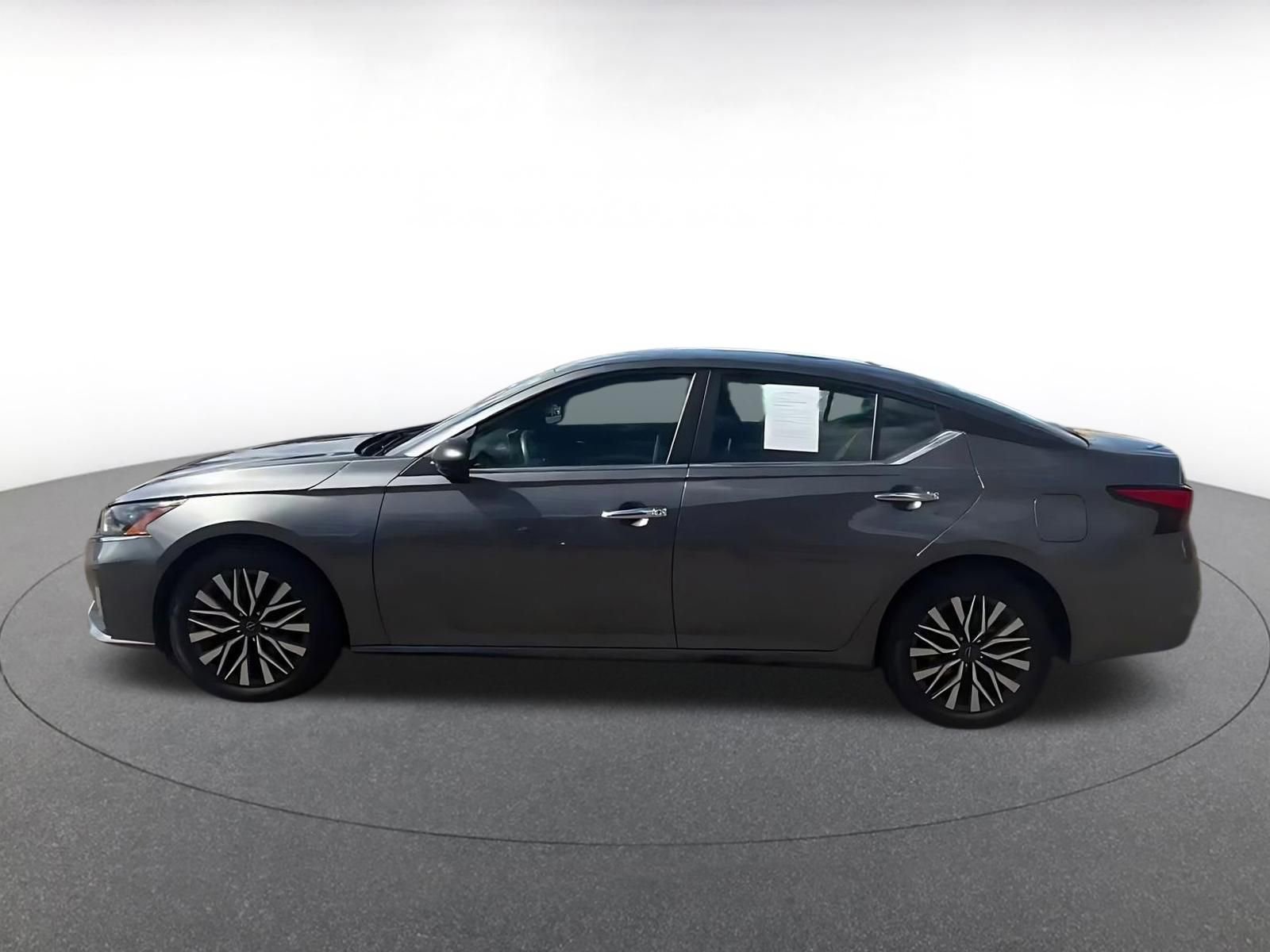 Used 2025 Nissan Altima 2.5 SV FWD image 9