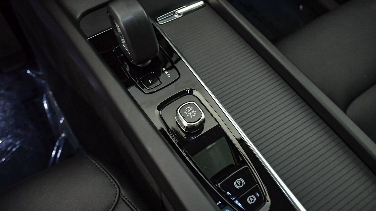 Certified 2025 Volvo XC60 T8 Core w/ Protection Package Premier image 24