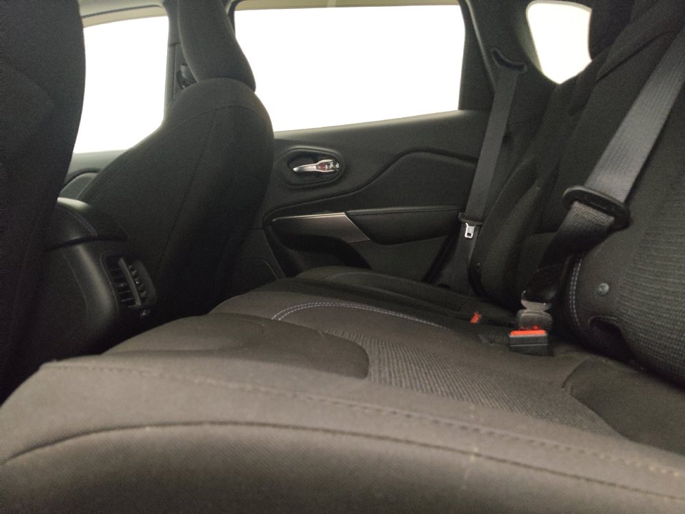 Used 2019 Jeep Cherokee Latitude w/ Cold Weather Group FWD image 18
