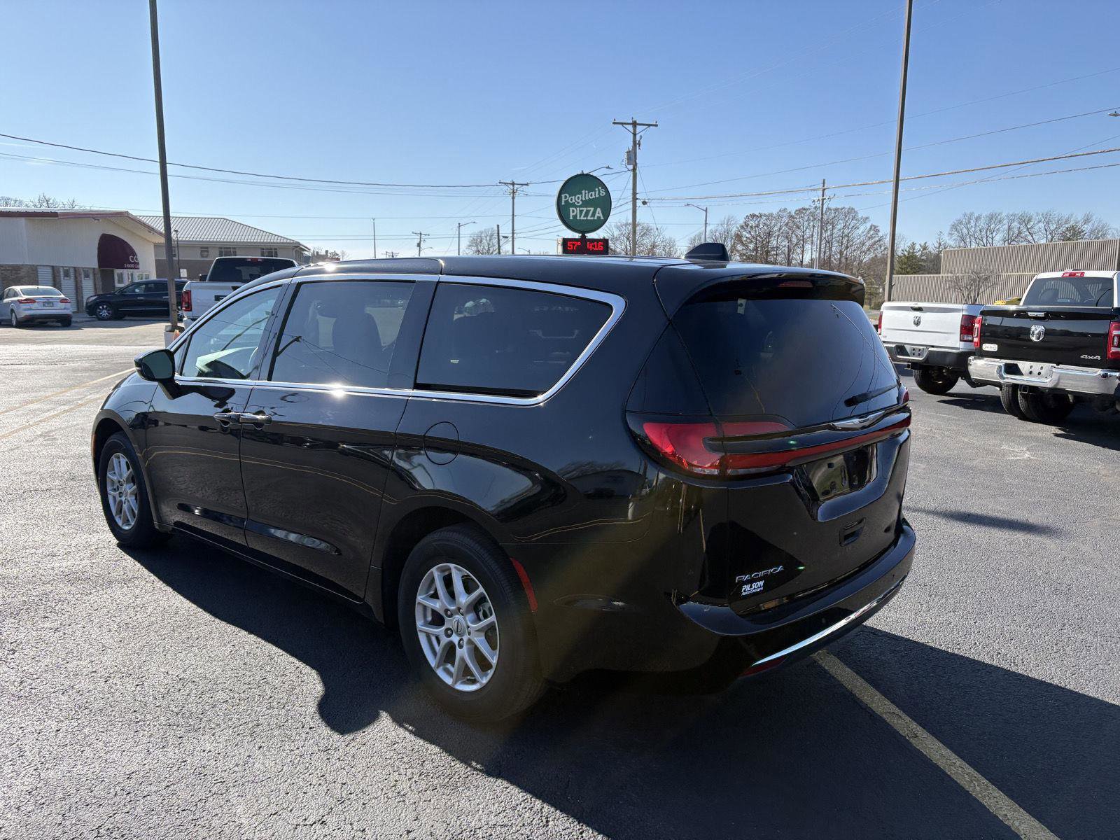 Used 2024 Chrysler Pacifica Touring-L image 23