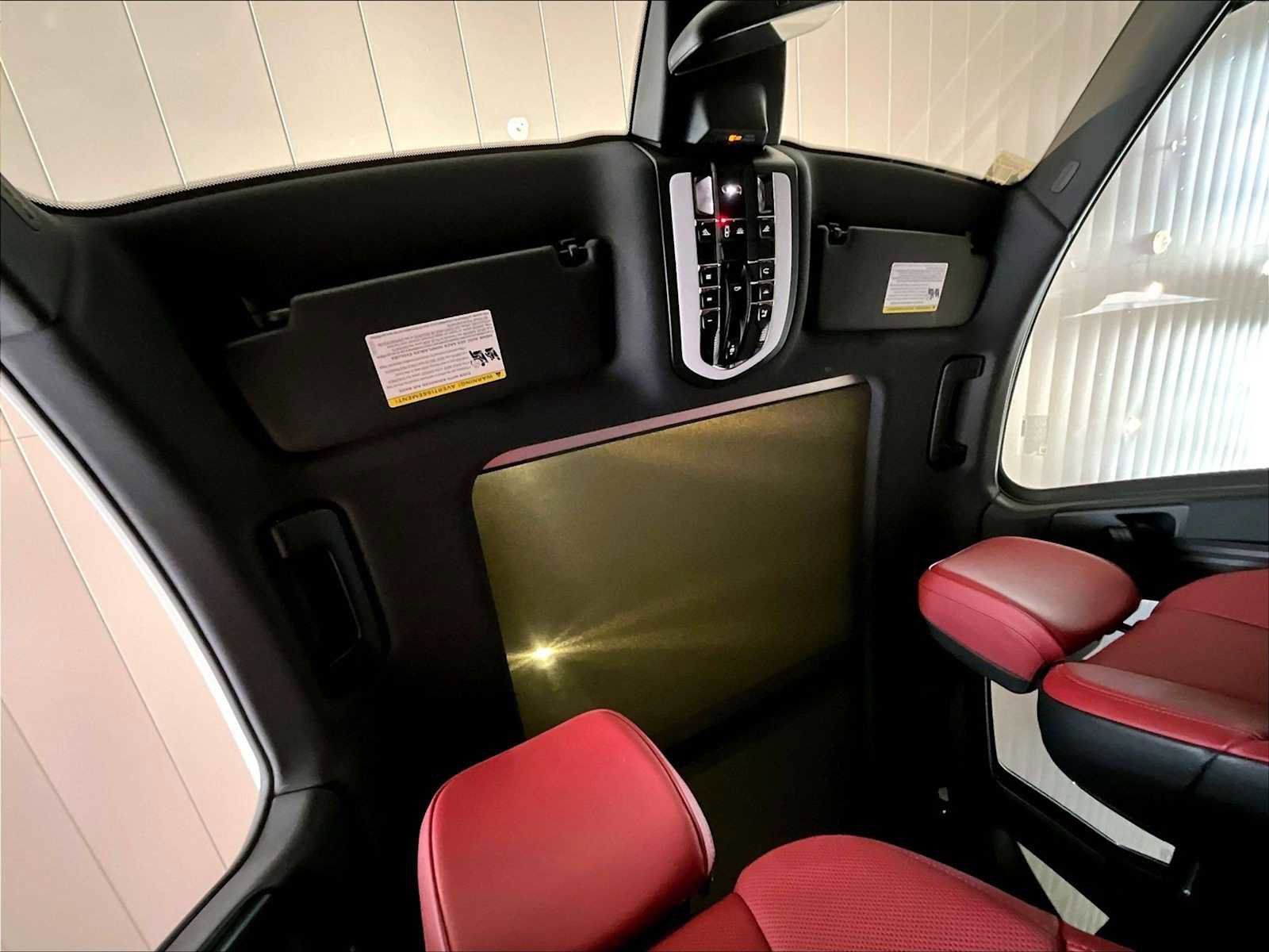 Used 2025 Porsche Macan image 25