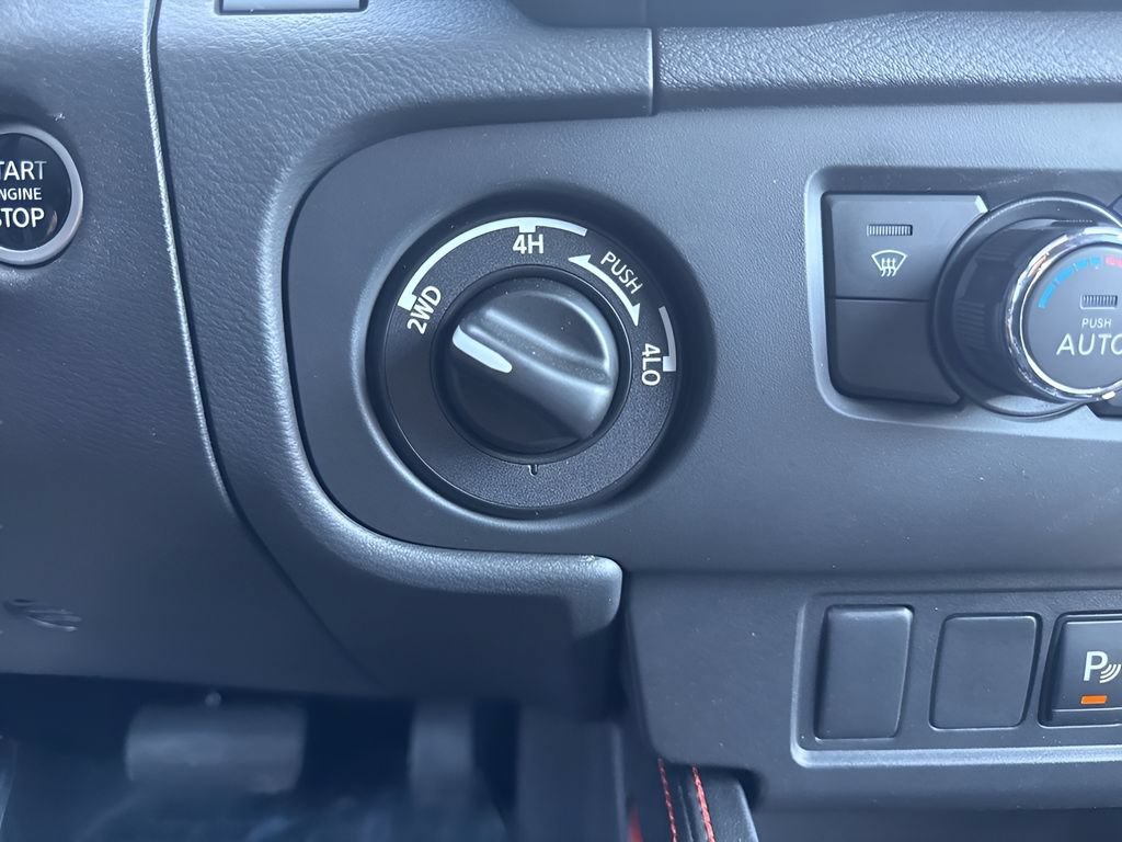 Used 2025 Nissan Frontier PRO-4X AWD/4WD image 21