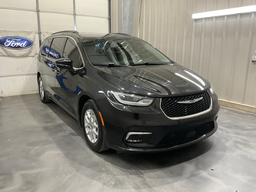 Used 2022 Chrysler Pacifica Touring-L w/ Uconnect Theater Family Group