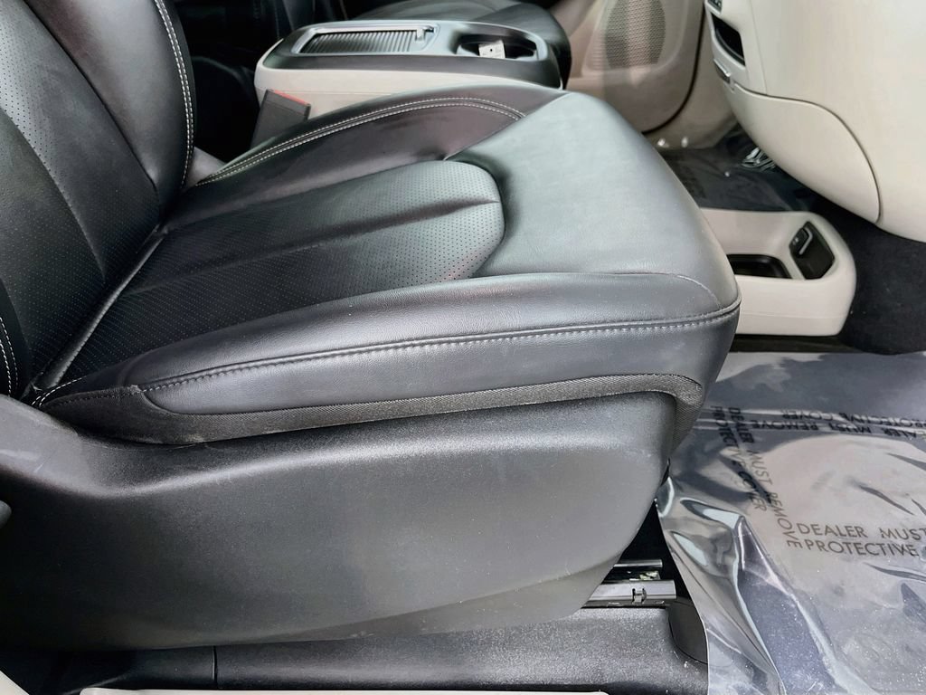 Used 2024 Chrysler Pacifica Touring-L FWD image 34