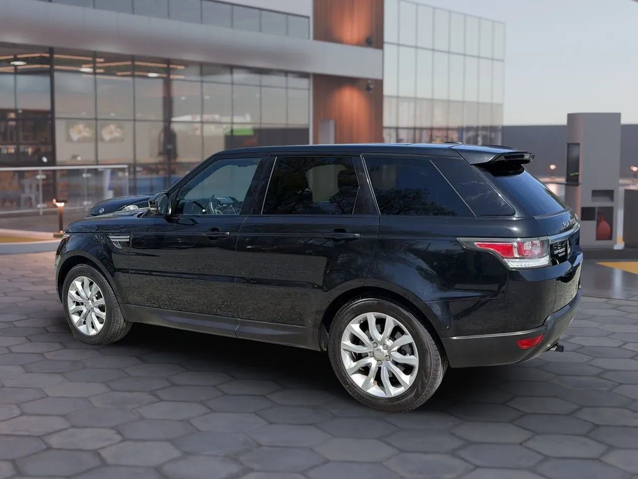 Used 2014 Land Rover Range Rover Sport HSE image 5