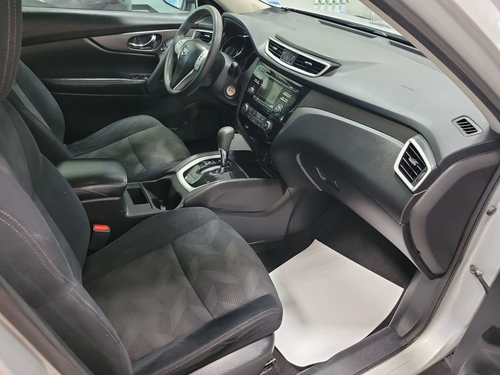 Used 2015 Nissan Rogue S image 22
