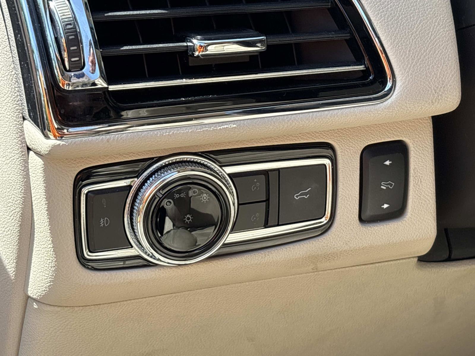 Used 2019 Lincoln Navigator Select w/ Technology Package AWD/4WD image 17