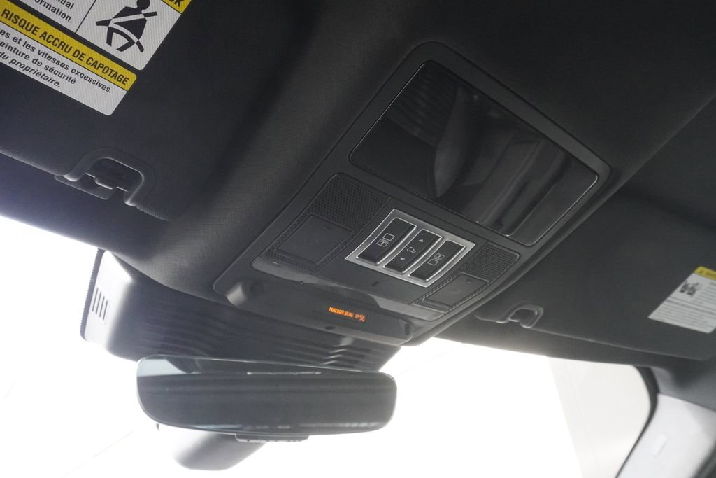 Used 2025 Land Rover Discovery S image 16