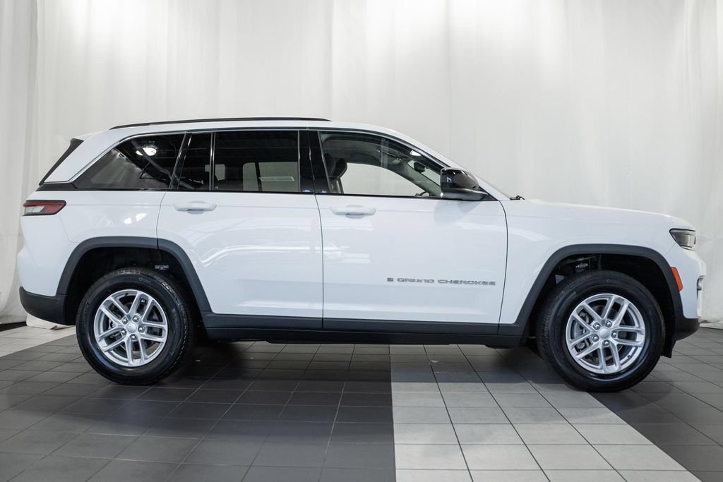 Certified 2023 Jeep Grand Cherokee Laredo AWD/4WD image 3