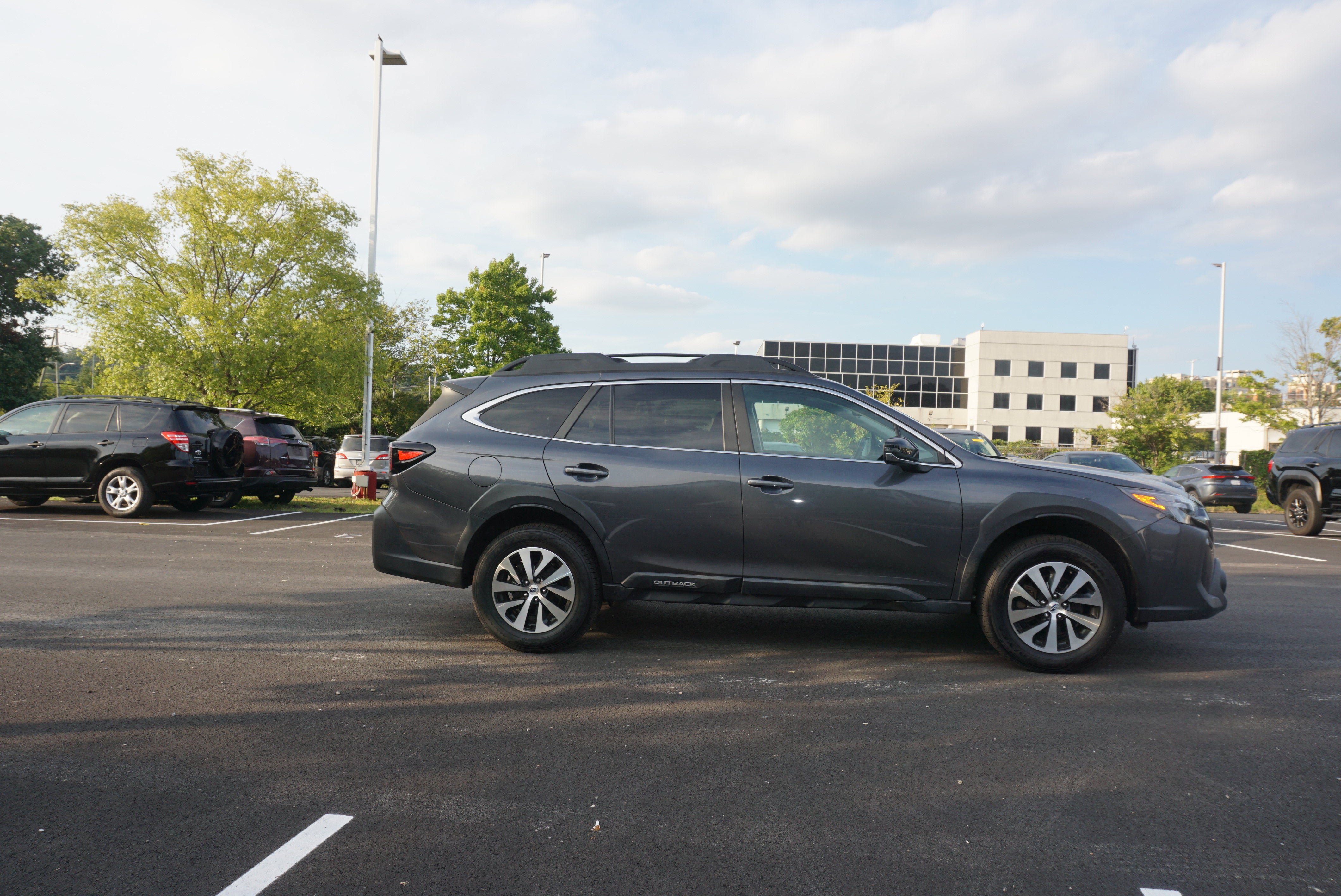 Used 2023 Subaru Outback Premium AWD/4WD image 3