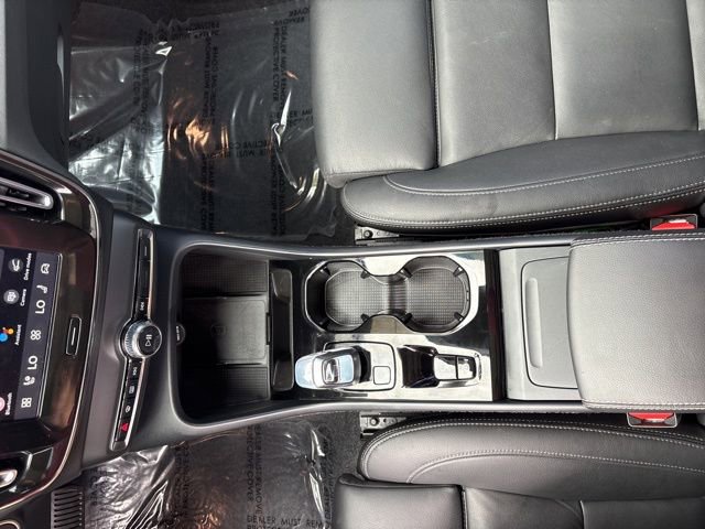 Used 2025 Volvo XC40 B5 Plus AWD/4WD image 27