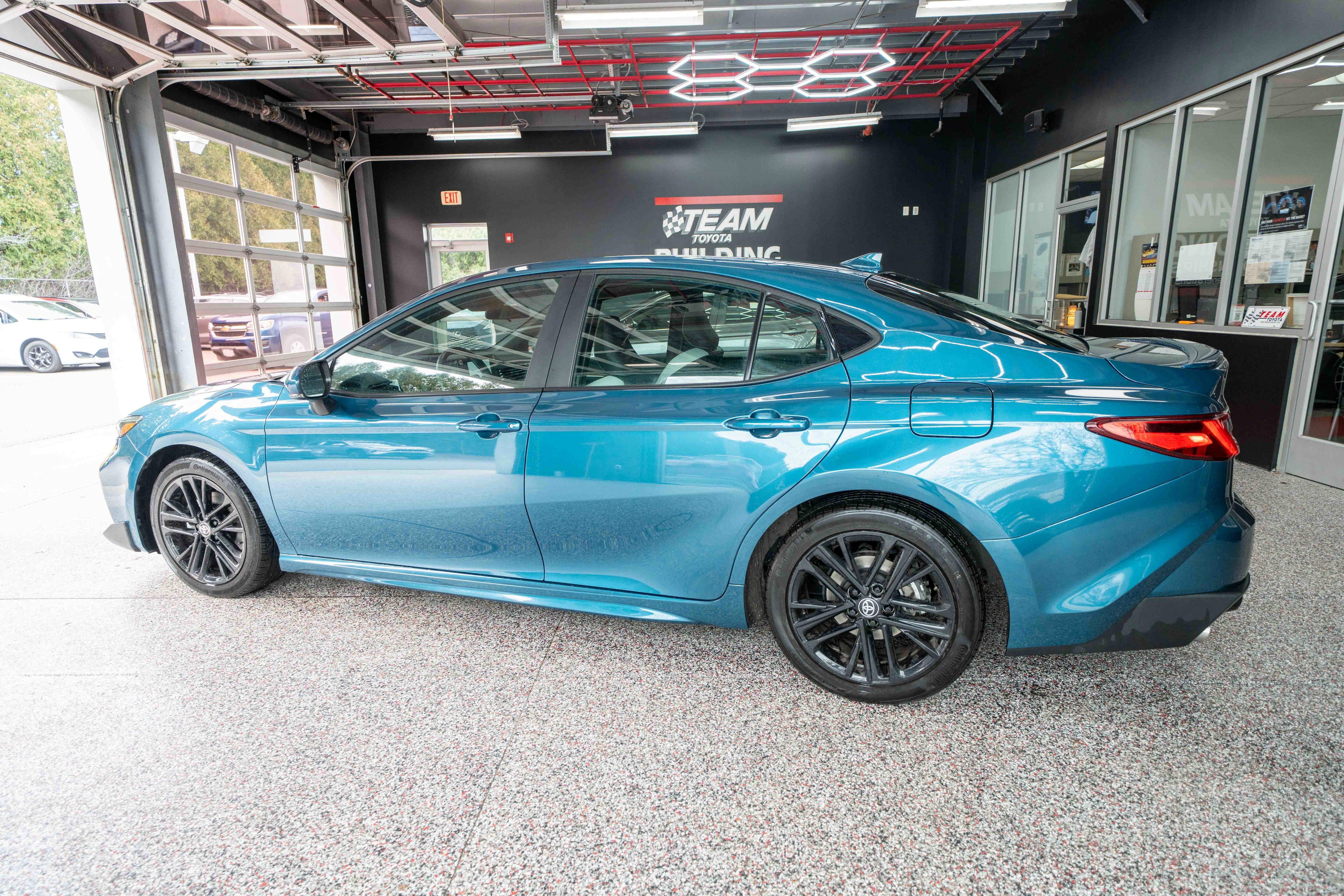 Used 2025 Toyota Camry SE image 2