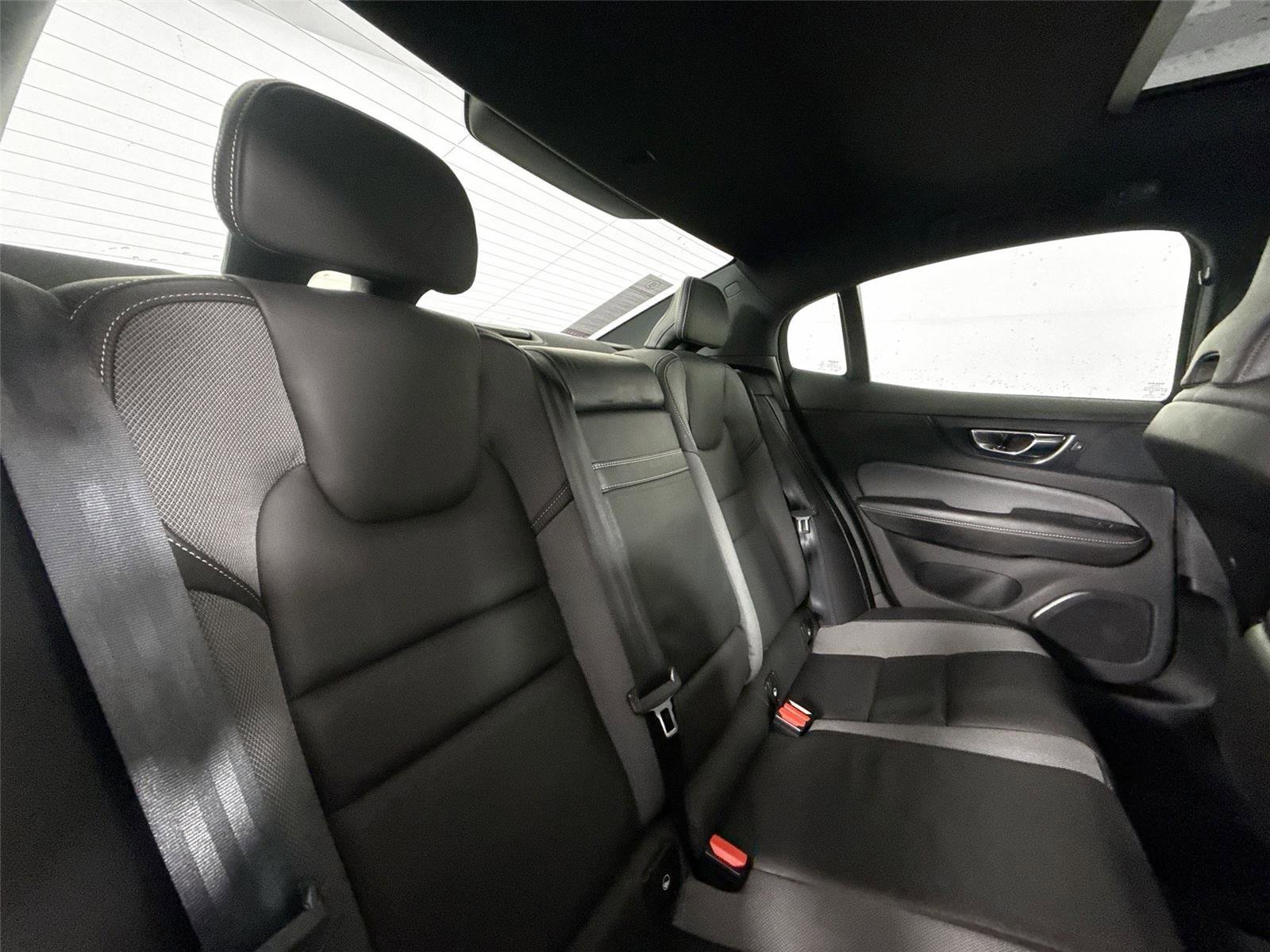 Used 2019 Volvo S60 T5 R-Design image 43