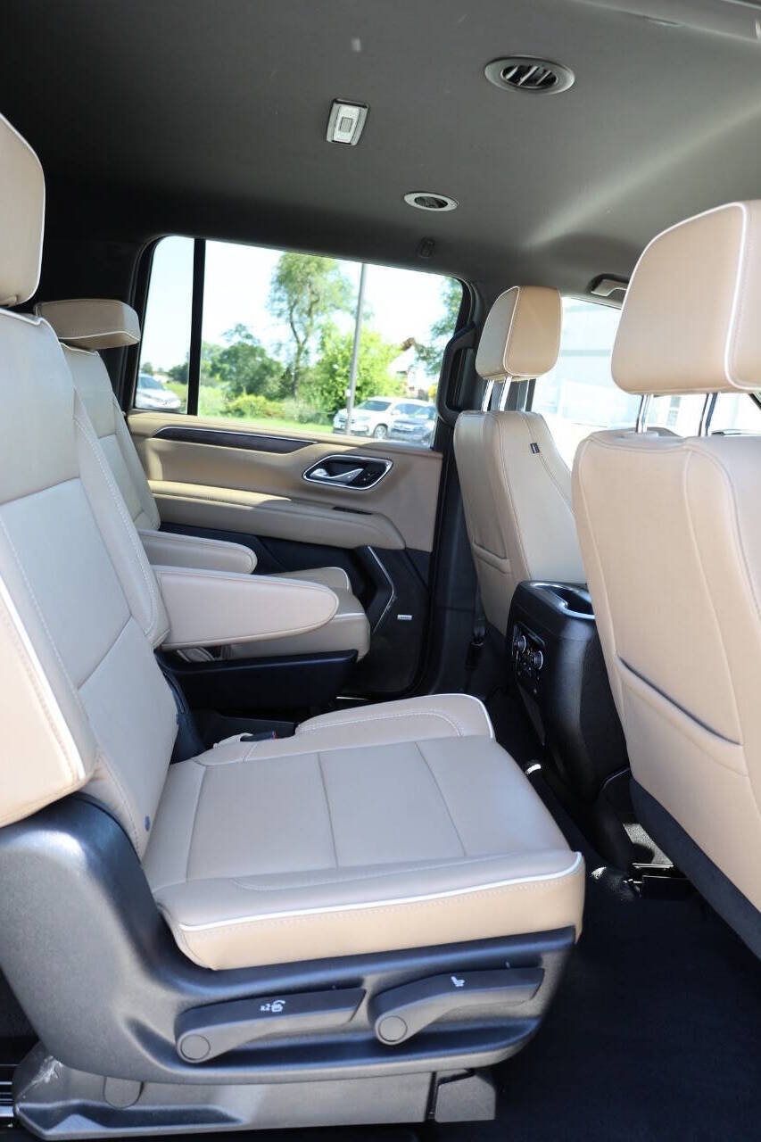 Used 2023 Chevrolet Suburban Premier AWD/4WD image 16