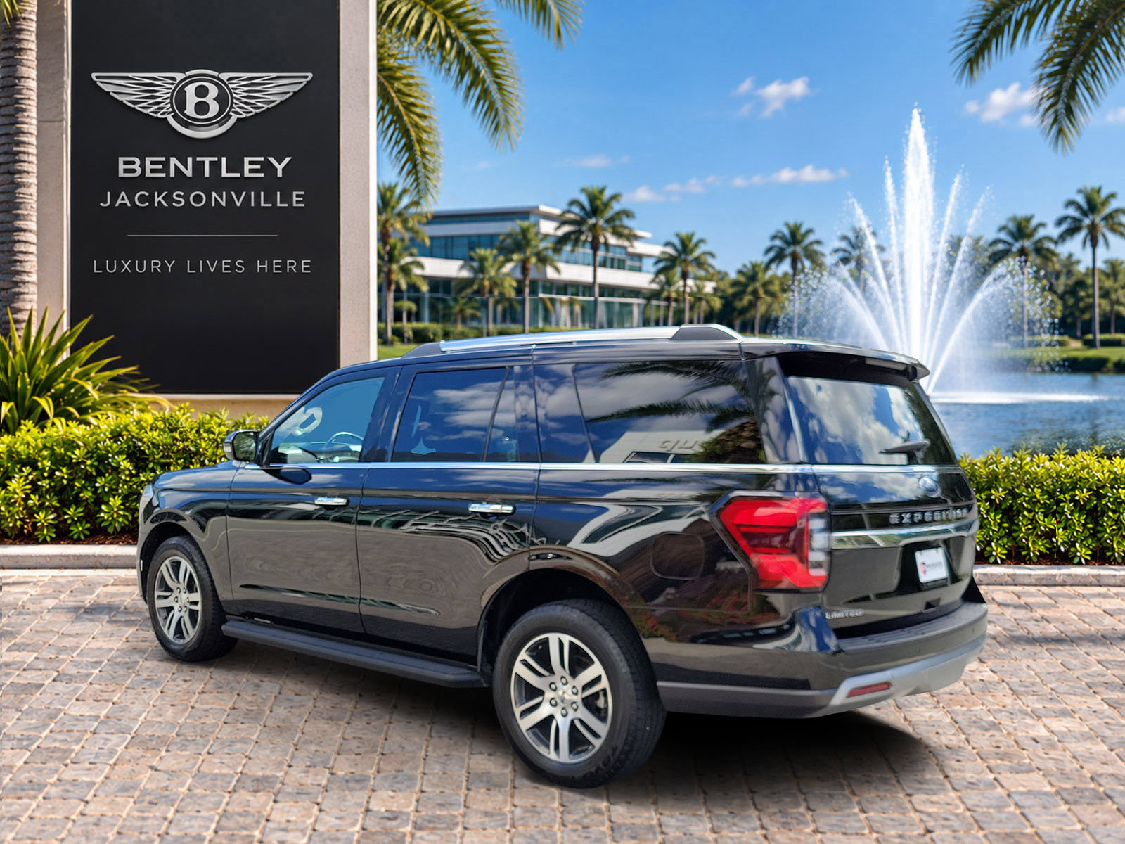 Used 2024 Ford Expedition Limited RWD image 2