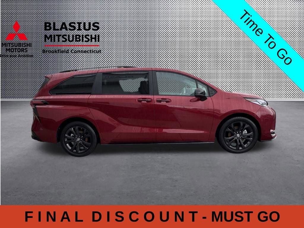Used 2025 Toyota Sienna XSE w/ XSE Plus Package FWD image 9