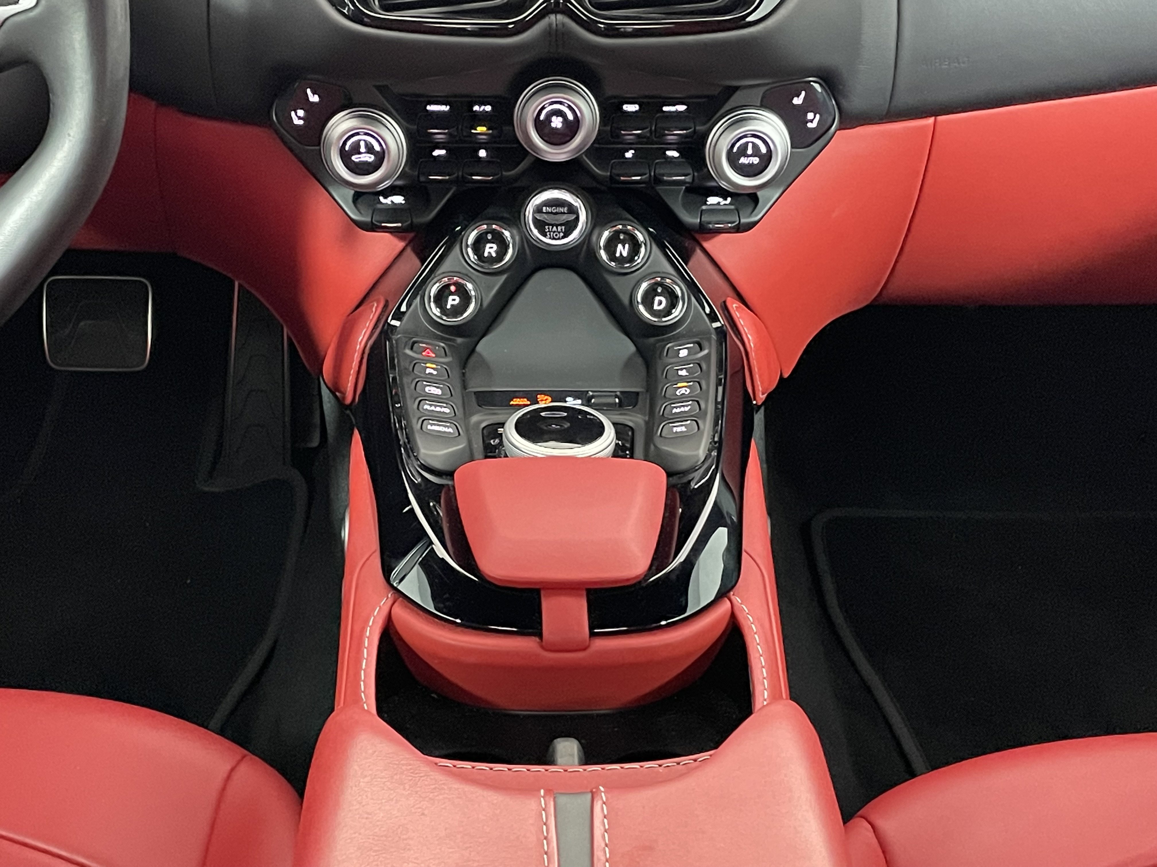 Used 2023 Aston Martin V8 Vantage Coupe image 18