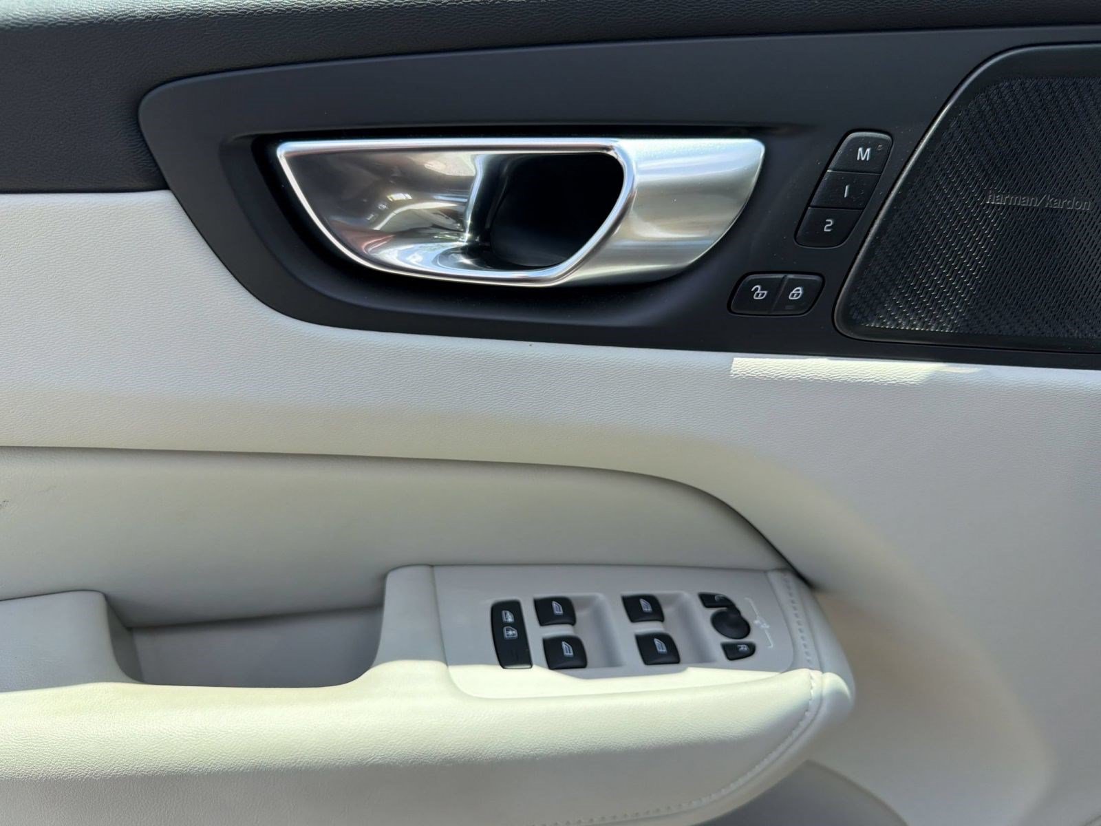 Certified 2024 Volvo XC60 B5 Ultimate w/ Protection Package Premier AWD/4WD image 13