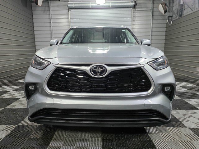 Used 2022 Toyota Highlander XLE image 3