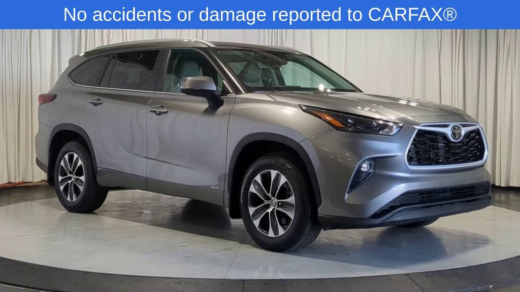 Used 2025 Toyota Highlander XLE AWD/4WD image 2