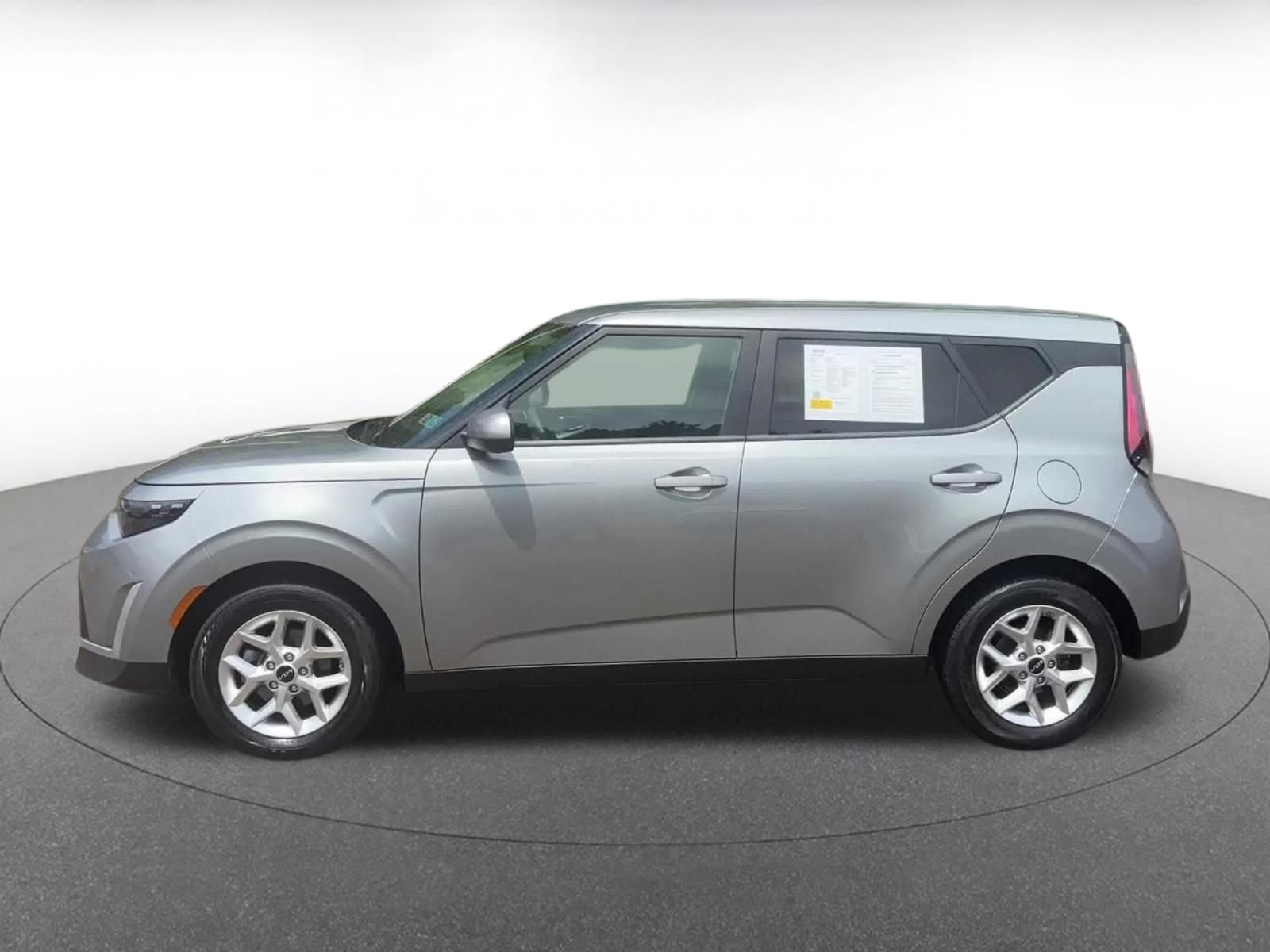 Used 2025 Kia Soul LX w/ LX Technology Package FWD image 8