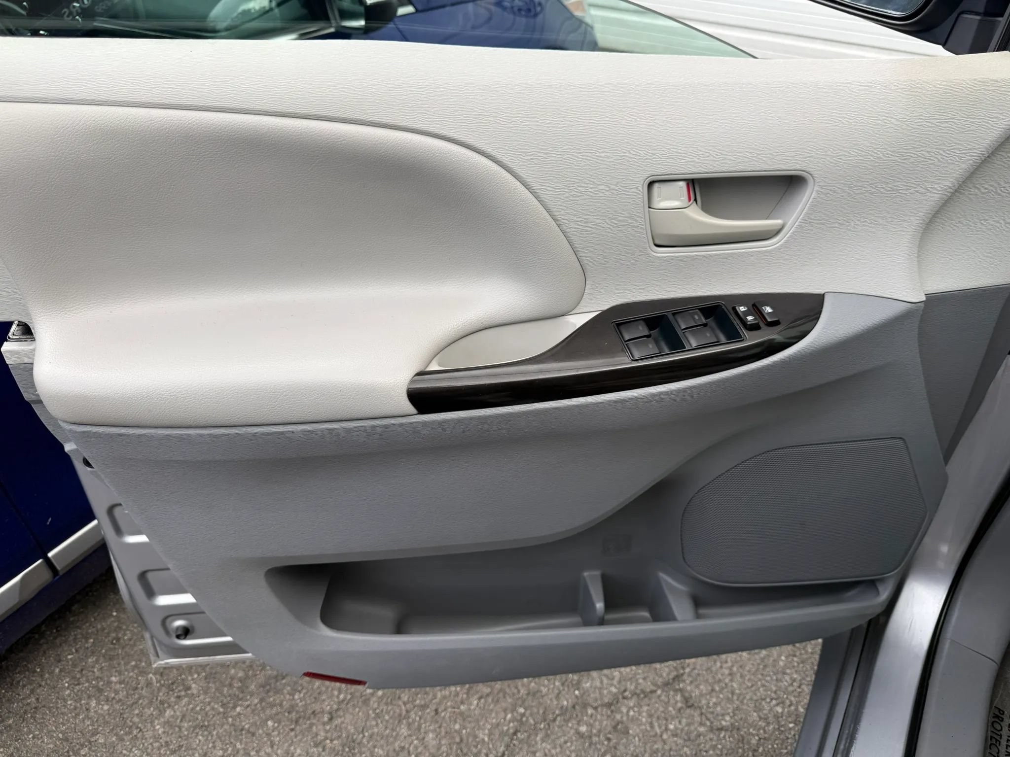 Used 2012 Toyota Sienna LE FWD image 16